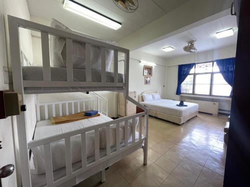 a room with two bunk beds and a window at Residence Inn Pattaya in Pattaya Central