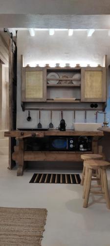 ClockWise Earthy Vibe House in Apano Choraにあるキッチンまたは簡易キッチン