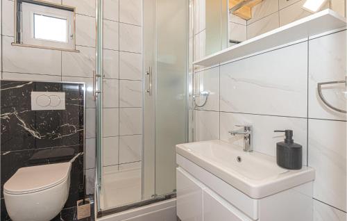 y baño con aseo, lavabo y ducha. en Nice Home In Danilo With House A Panoramic View en Ljubostinje