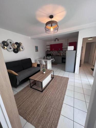 un salon avec un canapé et une table dans l'établissement La petite lumière Dieppoise, à Dieppe