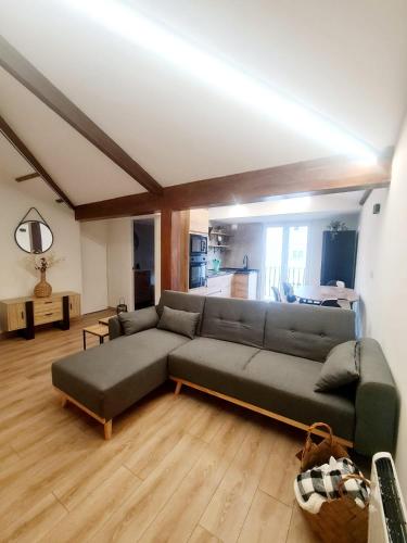 Apartamento Moises في سانتاندير: غرفة معيشة مع أريكة وطاولة