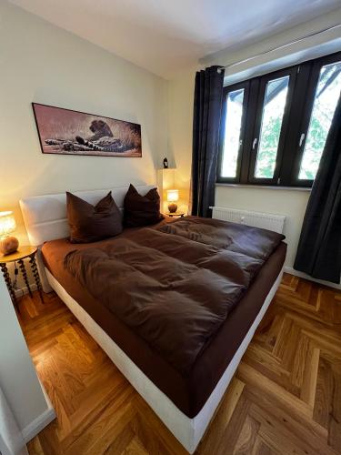 Cette chambre comprend un grand lit et 2 fenêtres. dans l'établissement Villa Limburg, à Leipzig