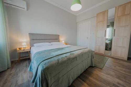 ein Schlafzimmer mit einem großen Bett mit einer blauen Decke in der Unterkunft Unique apartment Nafplio Sunset in Nafplio