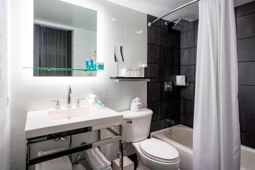 uma casa de banho com um lavatório, um WC e uma banheira em W Chicago - Lakeshore em Chicago