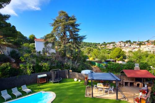 Vista de la piscina de Casa Can Roura o d'una piscina que hi ha a prop