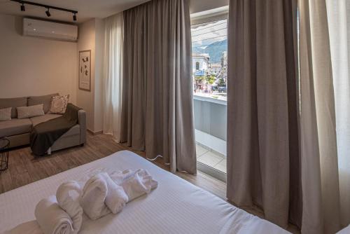 Ένα ή περισσότερα κρεβάτια σε δωμάτιο στο City Hall view suite