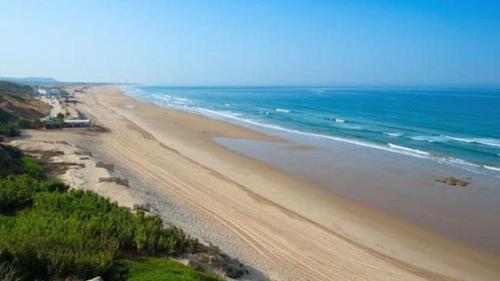 z powietrza widok na plażę z oceanem w obiekcie Petit Room, Habitación w mieście Conil de la Frontera