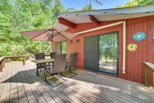 Taman di luar Rose City Cabin with Fire Pit and Lake Access