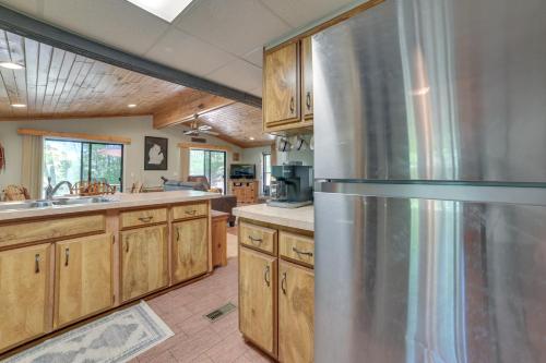 Dapur atau dapur kecil di Rose City Cabin with Fire Pit and Lake Access