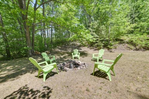 Taman di luar Rose City Cabin with Fire Pit and Lake Access