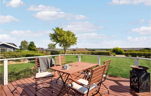 Awesome Home In Slagelse With Wifiにあるバルコニーまたはテラス