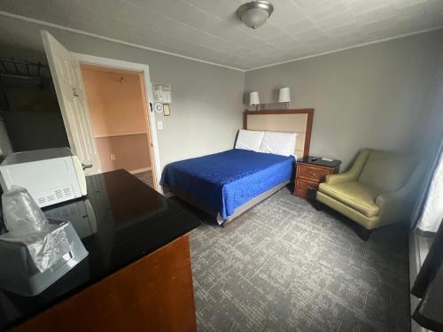 Ένα ή περισσότερα κρεβάτια σε δωμάτιο στο Vacationland Inn & Suites