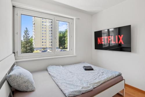 a bedroom with a bed and a window at Pearlstay - Spacious Excellent Connection Parking Washer in Winterthur