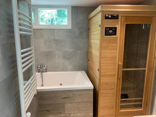 ห้องน้ำของ Vakantiehuis Veluws Genieten met whirlpool en sauna