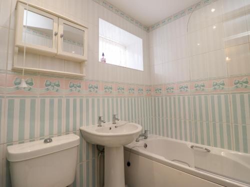 ein Badezimmer mit Waschbecken, Toilette und Badewanne in der Unterkunft Aln Cottage Alnwick in Alnwick