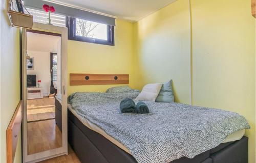 Un dormitorio con una cama con zapatos. en 2 Bedroom Nice Home In Scherpenisse, en Scherpenisse