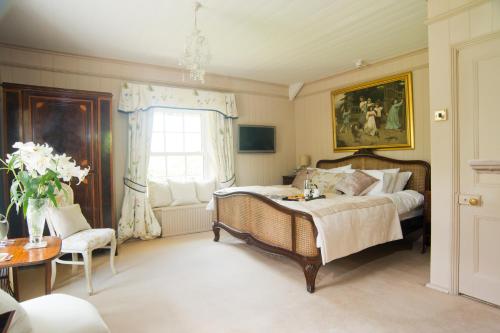 een slaapkamer met een bed, een tafel en een raam bij Wydemeet in Two Bridges