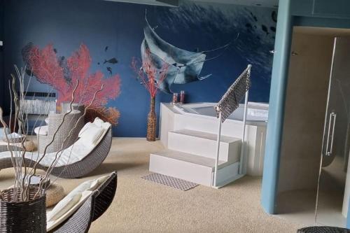 een kamer met stoelen en een blauwe muur bij Appartamento incantevole con uso piscina e spa in Magliolo