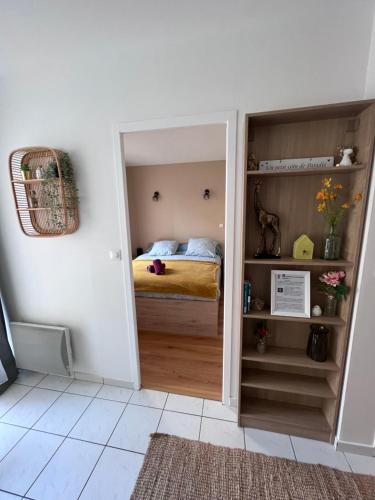 - une chambre avec un lit dans l'établissement La petite lumière Dieppoise, à Dieppe