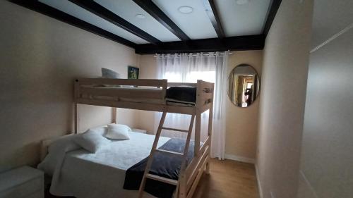 1 Schlafzimmer mit 2 Etagenbetten und einer Decke in der Unterkunft A caseta de Mourelle in Amés
