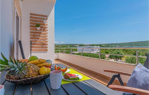 einen Tisch mit einer Obstschale auf dem Balkon in der Unterkunft Nice Home In Primosten With Wifi in Primošten