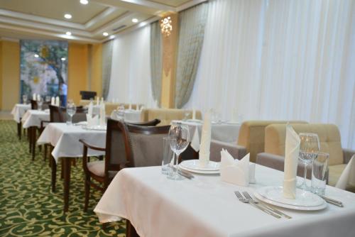 Un restaurant sau alt loc unde se poate mânca la Gloria Hotel