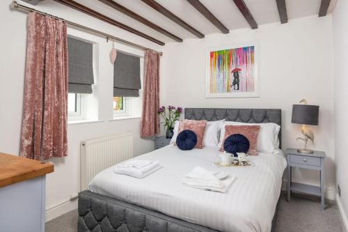 a bedroom with a large white bed in a room at Beautiful 2-Bed Cottage in Brampton in Brampton