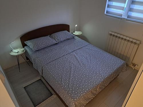 an overhead view of a bed in a bedroom at Apartman MIVA in Bele Vode