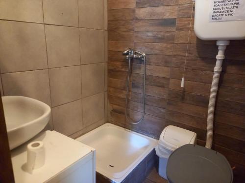 חדר רחצה ב-EXIT Camping with bungalow, mobile home, tents, and empty spots with private acces to the beach