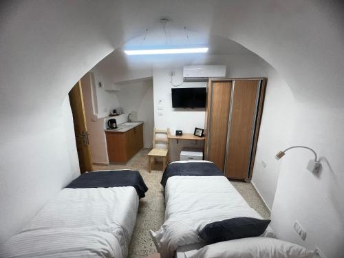 a room with two beds in a room at William's Guest House in Jerusalem