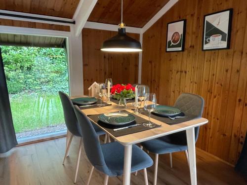 ein Esszimmer mit einem Tisch mit blauen Stühlen und einem Tisch in der Unterkunft Ferienhaus Kleine Auszeit in der Natur mit Kamin, Yogamatten, schöne Küche in Extertal