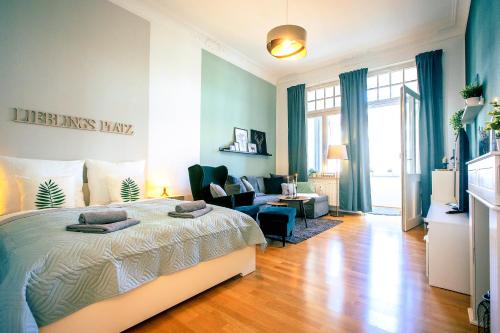 ein Schlafzimmer mit Bett und ein Wohnzimmer in der Unterkunft Gemütliche Ferienwohnung neben der Arena Leipzig "Waldi" in Leipzig