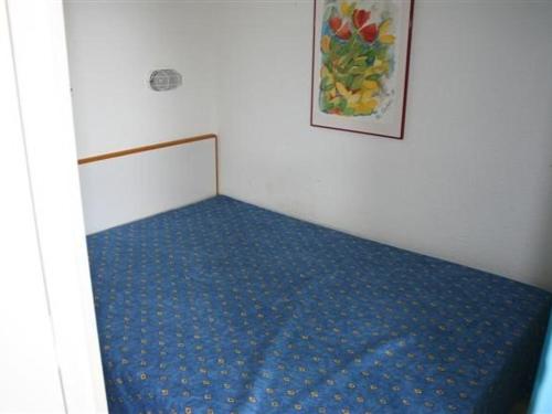 ein kleines Bett mit blauer Matratze in einem Zimmer in der Unterkunft Studio Port Barcarès, 2 pièces, 4 personnes - FR-1-195-25 in Le Barcarès