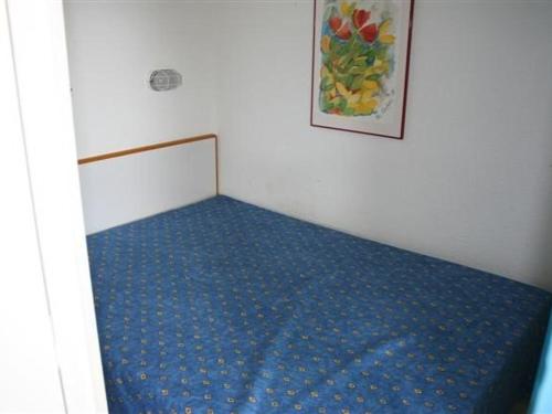 Cette chambre comprend un petit lit avec un matelas bleu. dans l'établissement Appartement 4 pers - Le Barcarès - Piscine, Parkings, Terrains de Sport, Fitness - FR-1-195-25, au Barcarès