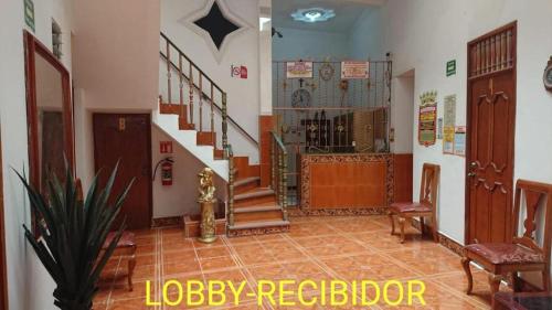 un vestíbulo con escalera y escalera en Hotel Conquistador Veracruz en Veracruz