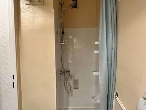 une salle de bain avec une douche avec une porte vitrée dans l'établissement Appartement 2 pièces, 4 couchages, balcon, proche plage - Argelès-sur-Mer - FR-1-225-110, à Argelès-sur-Mer