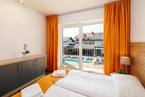 Postel nebo postele na pokoji v ubytování SEO2 Rewal - Apartamenty z osobnym wejściem, grzany basen, darmowe sauny, parking, grill, wifi