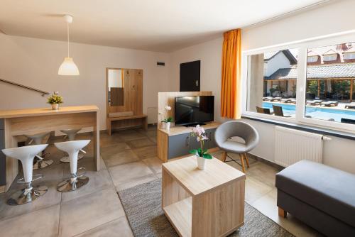 Posezení v ubytování SEO2 Rewal - Apartamenty z osobnym wejściem, grzany basen, darmowe sauny, parking, grill, wifi