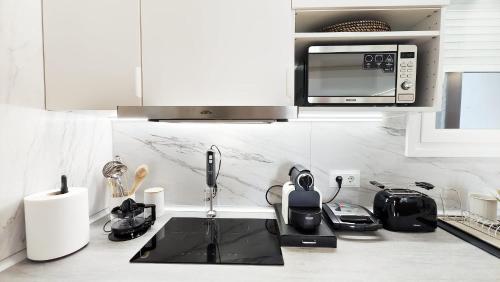 a kitchen counter with a sink and a microwave at Nuevo Hola Madrid Alojamiento Temporal in Madrid