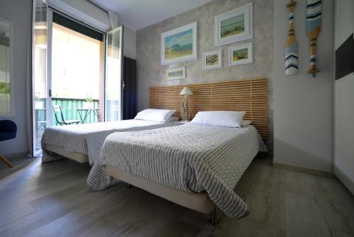 sypialnia z 2 łóżkami i dużym oknem w obiekcie mentamarina w mieście Porto Recanati