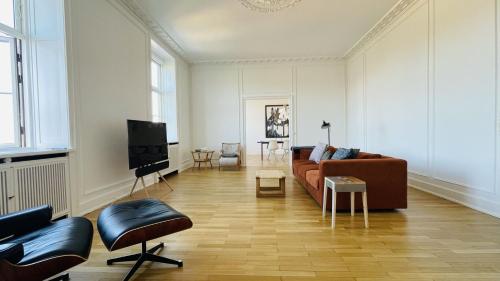 een woonkamer met een bank en een tv bij ApartmentInCopenhagen Apartment 1542 in Kopenhagen