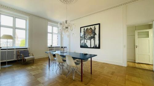 una sala da pranzo con tavolo e sedie blu di ApartmentInCopenhagen Apartment 1542 a Copenaghen