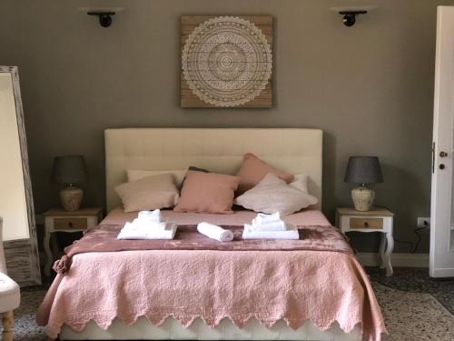 Llit o llits en una habitació de Luxury Camilla
