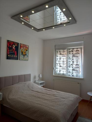 um quarto com uma cama e uma janela em Apartman Marija em Paraćin