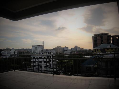 einen Balkon mit Blick auf die Skyline der Stadt in der Unterkunft Success Apartments-Gold in Mwanza