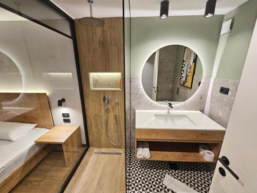 ein Bad mit einer Badewanne, einer Dusche und einem Waschbecken in der Unterkunft Hotel Komovi in Andrijevica