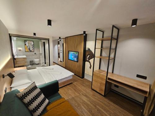 Un dormitorio con una cama y una escalera a una litera en Hotel Komovi, en Andrijevica