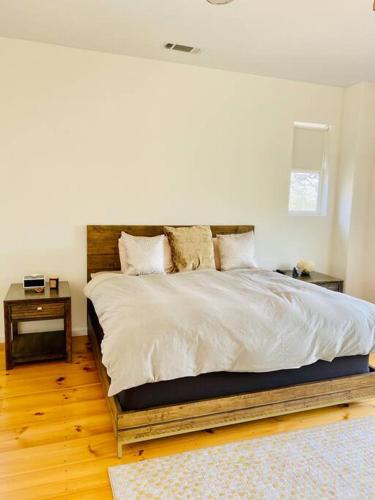 a bedroom with a large bed with a wooden headboard at Modern House on 5 acr in Sequoia National Forest in Panorama Heights