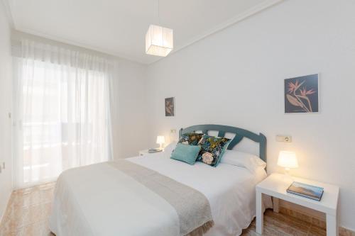 biała sypialnia z łóżkiem i oknem w obiekcie Delightful Retreat by Fidalsa w mieście El Moncayo
