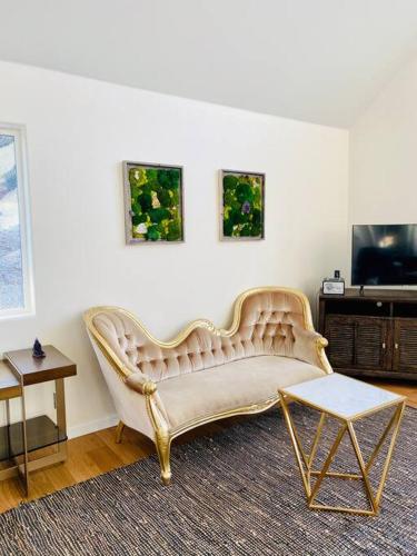 a living room with a couch and a tv at Modern House on 5 acr in Sequoia National Forest in Panorama Heights
